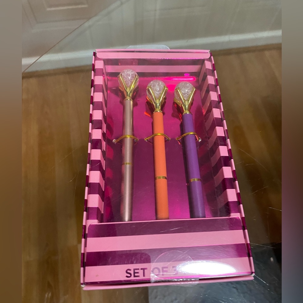 - - Brand Set Of Ball Point Pens .